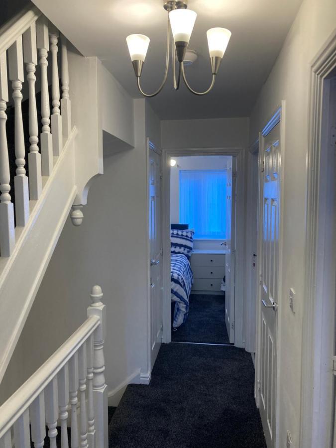 Apartamento Spacious 4 Bed House, Sleep 8 Short & Long Stay, Free Parking ,5min Drive From Man Stadium
