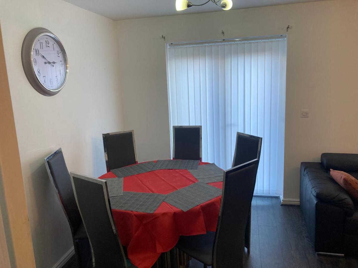 Spacious 4 Bed House, Sleep 8 Short & Long Stay, Free Parking ,5min Drive From Man Stadium Apartamento