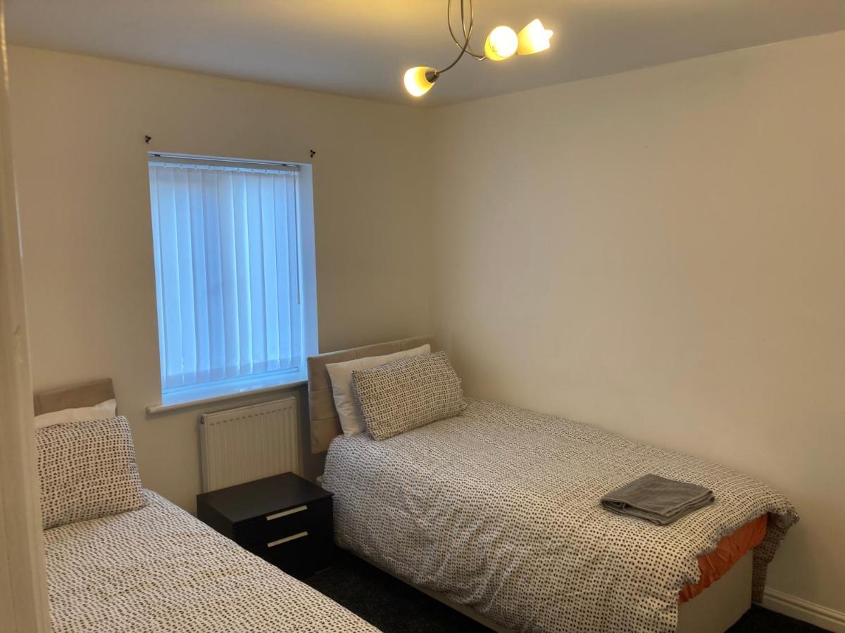 Apartamento Spacious 4 Bed House, Sleep 8 Short & Long Stay, Free Parking ,5min Drive From Man Stadium *